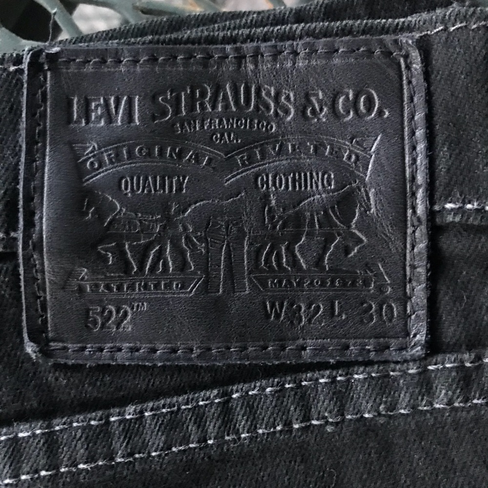Mens levi fit is 522 (slim taper) W32 L30